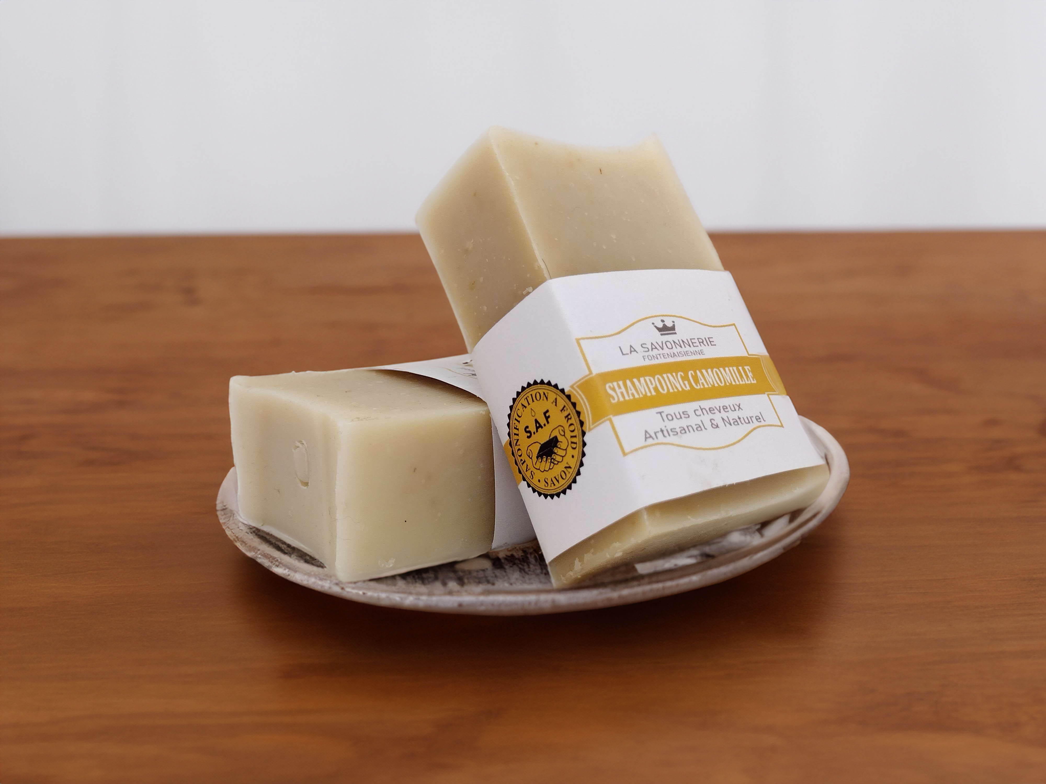 shampooing camomille sur table en bois